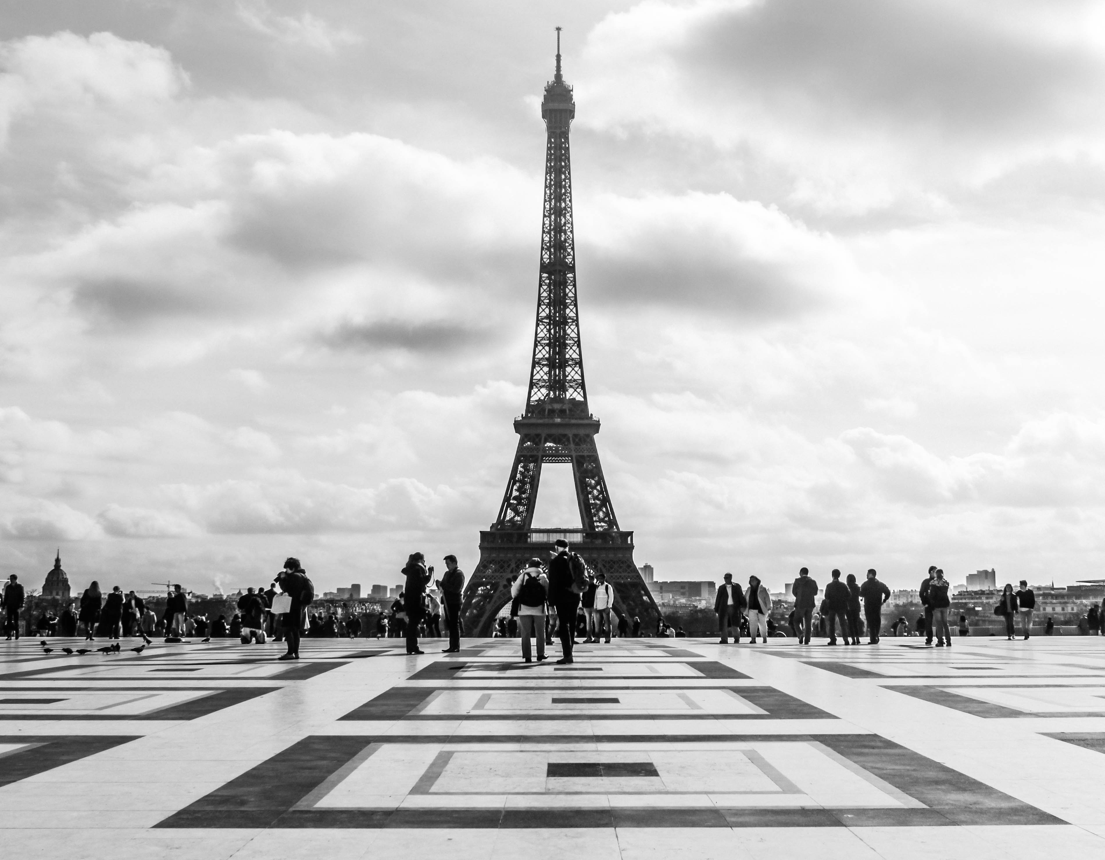 париж башня черно белое